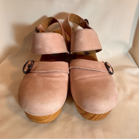 FREE PEOPLE Sz 38 Circle Clog Sandals Wooden Soles Leather Uppers Buckle Closure - Picture 5 of 11